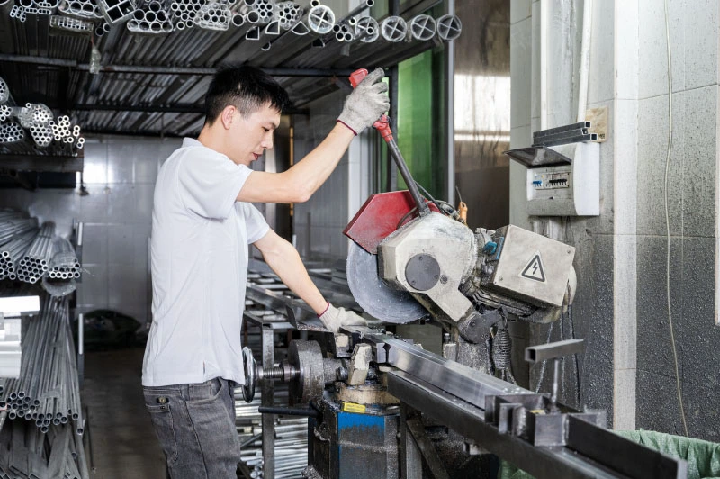 02.Cutting of aluminum metal tubes