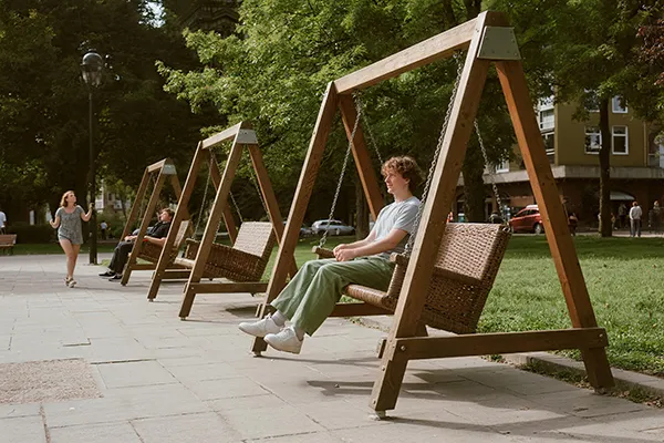 Application-of-Outdoor-Swing-in-public-leisure-areas