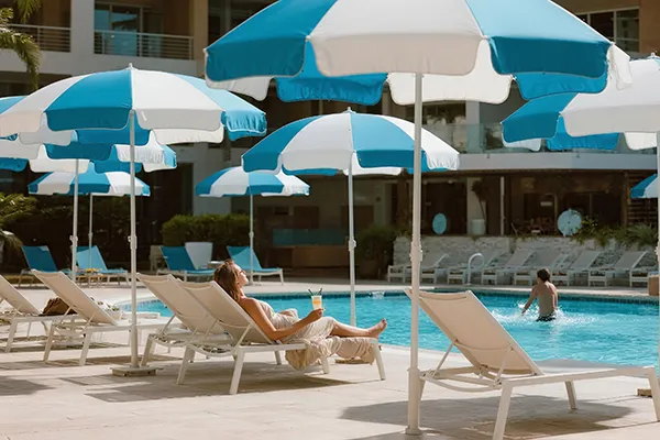 Application-of-Patio-Umbrella-in-Poolside-Areas